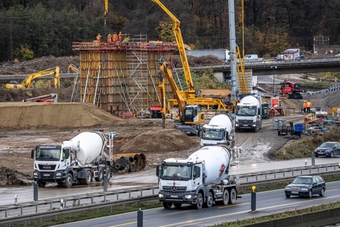 Concreting of a new bridge pillar at the Duisburg-Kaiserberg motorway junction, complete conversion