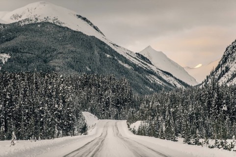 Winter road trip on the Icefields Parkway with lots of snow and ice, Banff National Park, Jasper