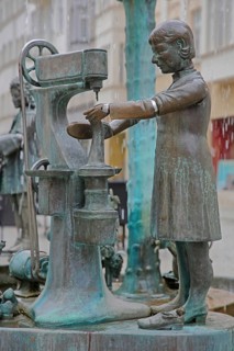 Town fountain by Bonifatius Stirnberg 2000, bronze sculptures on the historical town history with