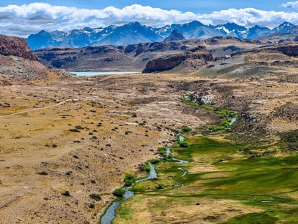 Gravel road ruta 41, Los Antiguos - Paso Roballo, stretch of green along river Columna, aerial