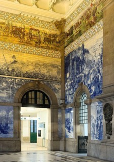Porto Sao Bento railway station, entrance hall with azulejos designed by artist Jorge Colaço, old