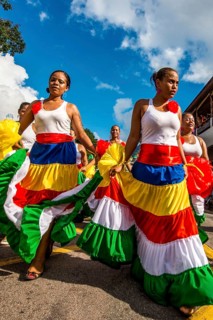 Straßenparade beim internationalen Karneval auf den Seychellen in Victoria, Mahe, Republik