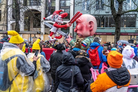 Rose Monday procession in Düsseldorf, theme car by wagon maker Jacques Tilly, Putin impales the