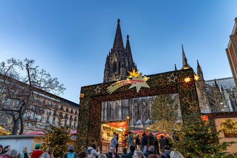Christmas market at Cologne Cathedral at dusk, Cologne, North Rhine-Westphalia, Germany
