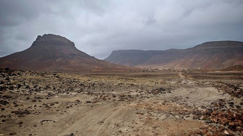 Barren desert landscape with eroded mountains and cloudy sky, hiking Calhau, Baia das Gatas, Sao