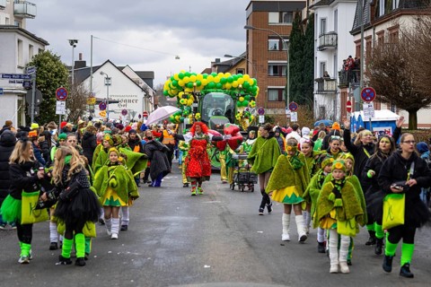 The Klaa Paris carnival parade passes through the streets of Frankfurt's Heddernheim, Heddernheim,