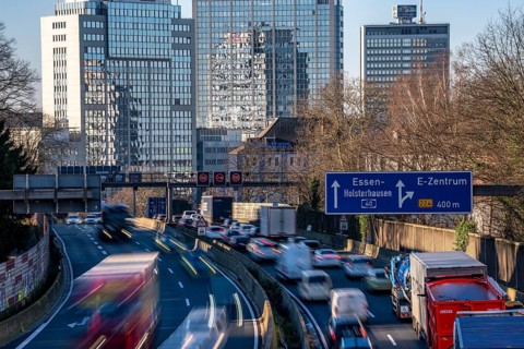 The A40 motorway, Ruhrschnellweg, in Essen, city skyline, Evonik office building, traffic jam in