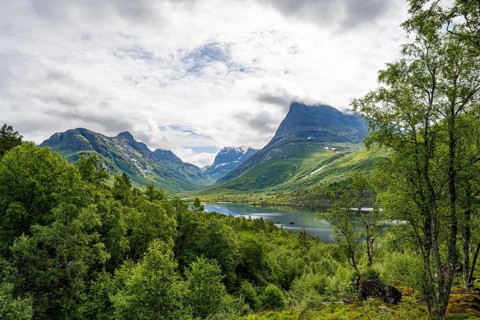 Innerdalen high valley with lake Innerdalsvatna, mountains, right Innerdalstårnet, Trollheimen,
