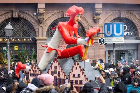 The Frankfurt Shrove Tuesday Parade moves across the Römerberg in Frankfurt am Main, Römerberg,