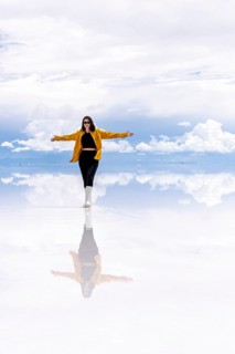 Young woman walks across the Uyuni salt lake, Salar de Uyuni, Uyuni, Bolivia