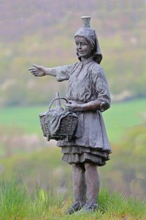 Little Red Riding Hood sculpture by Ewald Rumpf 2010, modern art, bronze sculpture, girl with