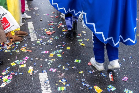 Rose Monday procession in Düsseldorf, remains of camels, confetti, various carnival trash, stuck on
