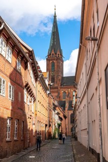 The old town of Lüneburg, view through Koltmannstraße to St. Nicolai Church, with medieval gabled