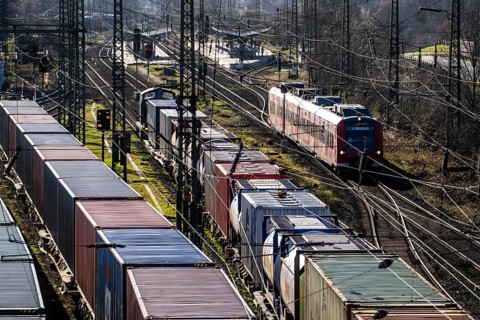 Local trains on the line, container trains in the freight yard, so-called installation tracks in