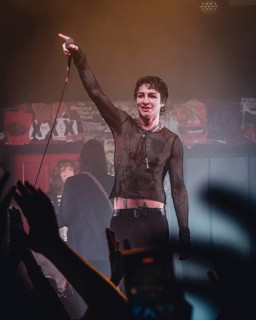 Remington Leith, singer of Palaye Royale live on Death Or Glory EU/UK Tour 2024 at Astra Kulturhaus