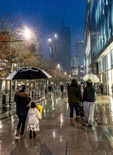 Rainy weather, freezing rain, pedestrian zone Zeil, shopping street, high-rise skyline in clouds,