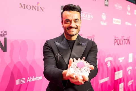Giovanni Zarrella presents his prize on the Red Carpet following the Polyton 2026 awards ceremony