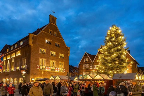 Christmas market or Christmas village at the Kiepenkerl memorial at dusk, Münster, North
