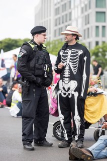 An activist from Wir hungern bis ihr ehrlich seid talks to a police officer during the occupation