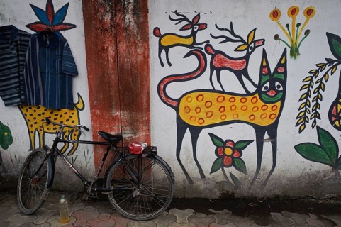 Mural painting inspired by Sohraï art at Hazaribagh (Jharkhand, India) . The Sohraï art is an art