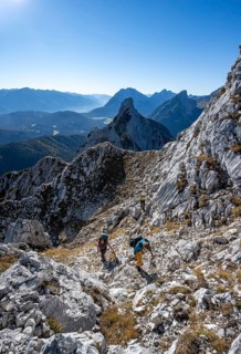 Mountaineers on a hiking trail, autumnal mountain landscape, ascent to the Große Arnspitze,