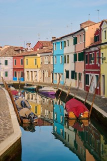 Colorful houses beside the waterway in between 'Fondamenta Pontinello Sinistra' and 'Fondamenta