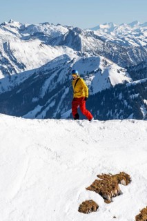 Ski tourers in front of snow-covered mountain peaks, mountain panorama, summit of Schafreuter,