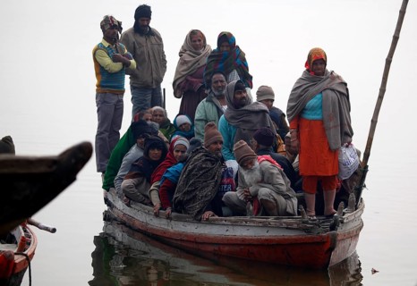 Varanasi, India, 21.01.10 - Hindus land on a boat on the banks of the Ganges to take a holy bath