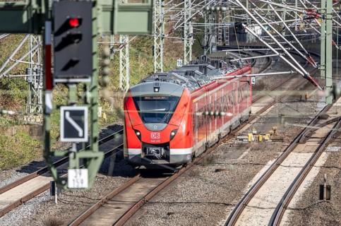 Regional train RB33, railway line, 4-track, for local and long-distance traffic between the