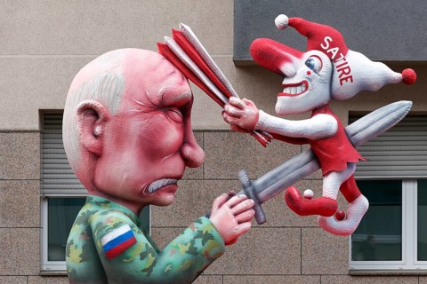 Putin punctures Hoppeditz with a sword, which hits him on the skull with a fool's flatbed, freedom