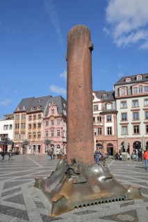 Historic Heunensäule, Obelisk, Market Square, Old Town, Mainz, Rhine-Hesse region,