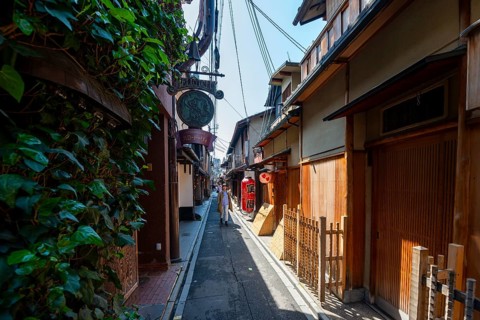 Alley with traditional houses in Gion district, Kyoto, Japan