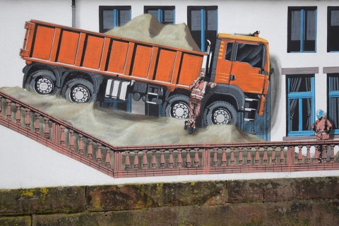 Mural Baubau von Jaune 2020, alleyway art, graffiti, balustrade, dump truck, construction site