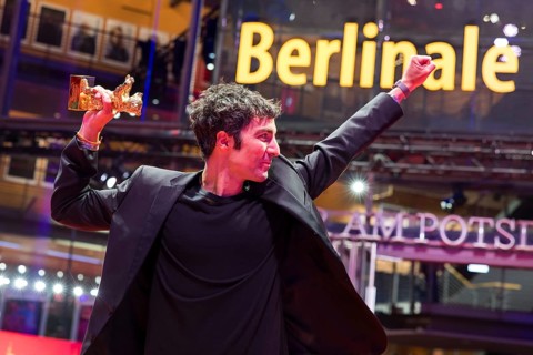 Ilker Çatak poses with the Golden Bear as director of the film Arctia flavia (Yellow Letters) for