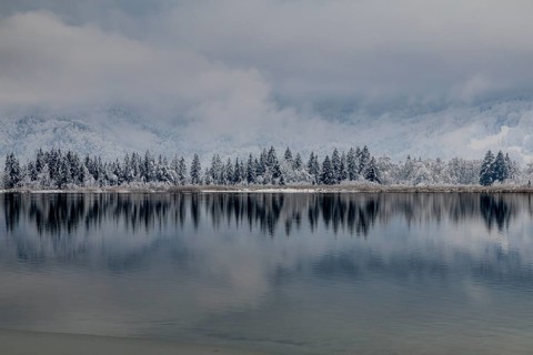 Snow, lake, trees, reflection, clouds, onset of winter, Kochel, Alpine foothills, Bavaria, Germany