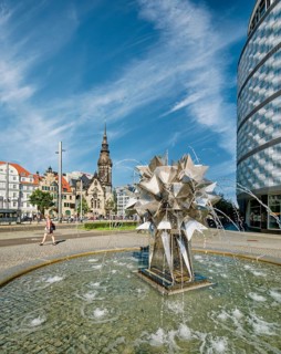 Art fountain called Pusteblume by Harry Müller, shopping centre Höfe am Brühl, called Blechbüchse,