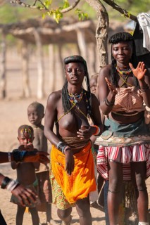 Traditional dance, brightly decorated woman of the Hakaona tribe, also Havakona or Hakawona, near
