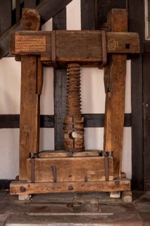 Cloth press made of wood with threaded screw by cloth maker, cloth maker Joh. Balth. Reubold,