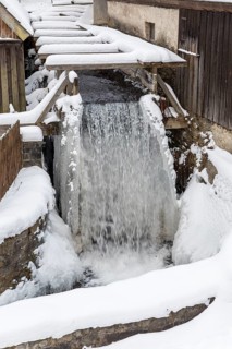 Wasserlauf am Frohnauer Hammer iced, Annaberg-Buchholz, Ore Mountains, Saxony, Germany