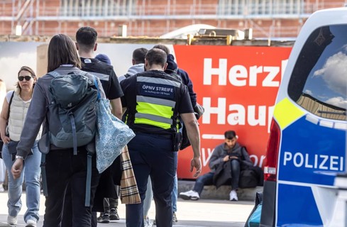 Public transport patrol at Stuttgart Central Station. Security on behalf of DB Regio. Stuttgart,