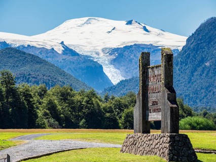 Sign, volcano and glacier Michinmahuida, sector El Amarillo, Park Pumalin, Chile