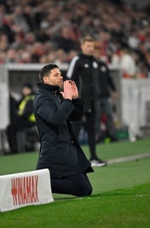 Coach Xabi Alonso Bayer 04 Leverkusen on the sidelines Gesture Gesture Kneeling on the ground after