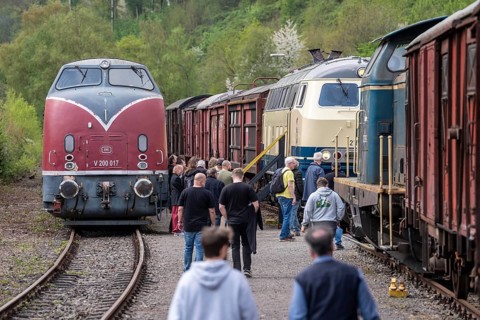 Line diesel locomotive V 200 017, left and track diesel locomotive 218 469-5, Bochum railway