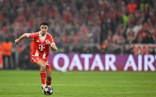 Aleksandar Pavlovic FC Bayern Munich FCB (45) Action on the ball behind advertising banner Qatar