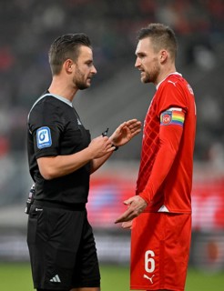 Referee Referee Daniel Schlager, gestures, gesture, in discussion with Patrick Mainka 1. FC