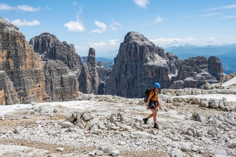Hikers on the Sentiero Brentari hiking trail in front of cliffs, Brenta Mountains, Brenta-Adamello