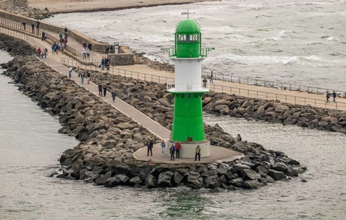 Green-white lighthouse, mole beacon Westmole, walkers, waves, Warnemünde, Rostock,