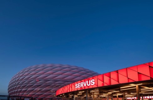SERVUS logo, visitors, fans, entrance area of the Allianz Arena, illuminated, overview, blue hour,