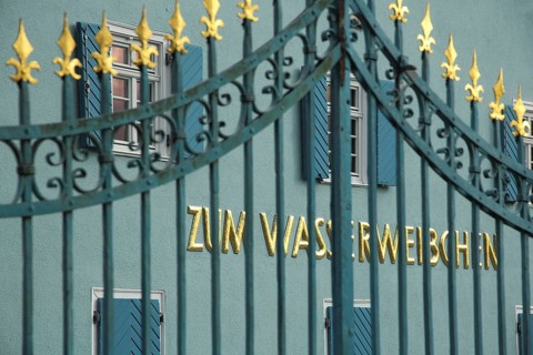 Gilded metal grid from the restaurant Zum Wasserweibchen, inscription, grid, golden, blue, lace,