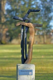 Sculpture Kreuzspiel 2 by Beate Debus 2019, bronze sculpture, modern art, abstract art, two, rods,